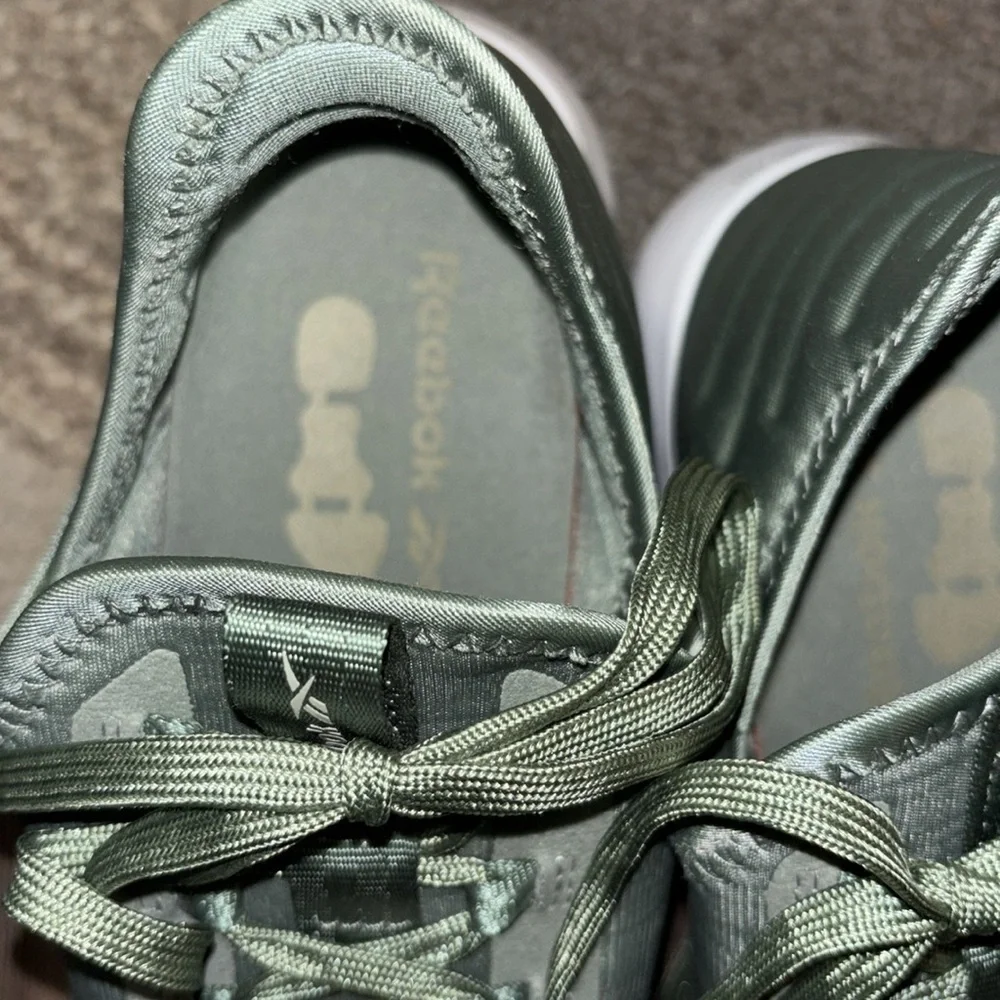 Reebok Women's 7.5 Sage Green slip on lace sneakers DMX moving air